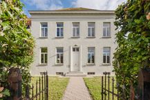 Karaktervolle pastorie met potentieel in Poesele