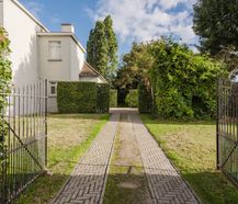 Karaktervolle pastorie met potentieel in Poesele