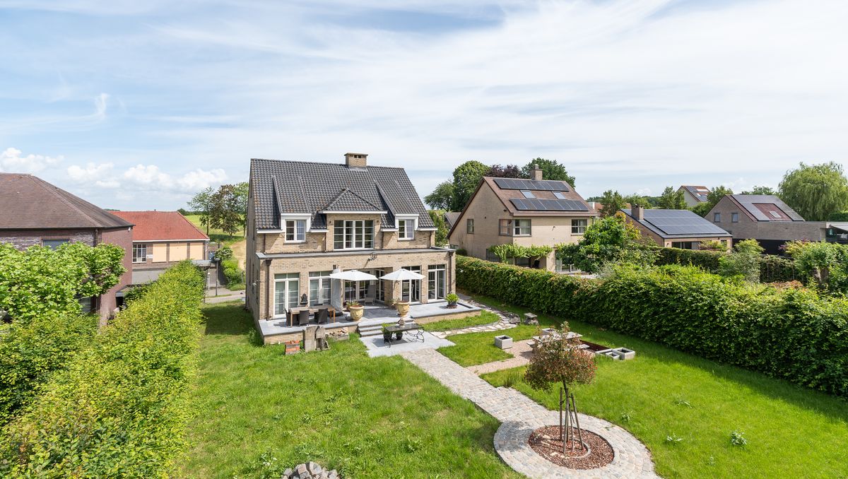 Exclusieve villa met polyvalente ruimte te koop in Kobbegem