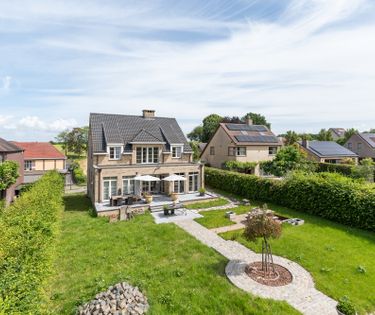 Exclusieve villa met polyvalente ruimte te koop in Kobbegem