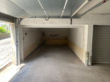 Box de garage à vendre à un emplacement central à Normandpark !