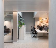 Commercieel kantoorgebouw met woonst op zichtlocatie te Zedelgem.