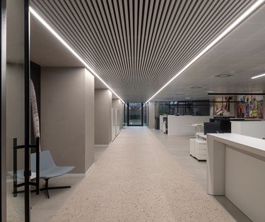 Commercieel kantoorgebouw met woonst op zichtlocatie te Zedelgem.