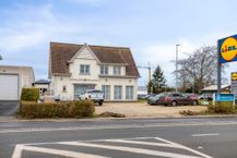 Commercieel kantoorgebouw met woonst op zichtlocatie te Zedelgem.