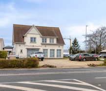 Commercieel kantoorgebouw met woonst op zichtlocatie te Zedelgem.