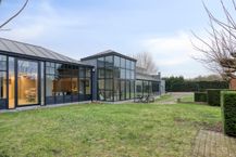 Commercieel kantoorgebouw met woonst op zichtlocatie te Zedelgem.