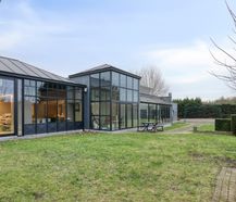Commercieel kantoorgebouw met woonst op zichtlocatie te Zedelgem.