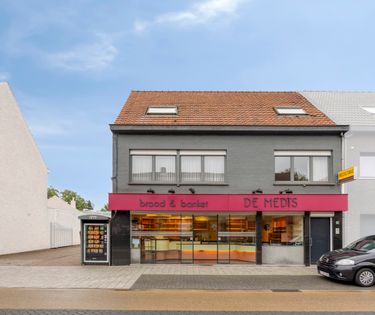 Handelspand met woonst, 6 slpk, in Wildert centrum te koop