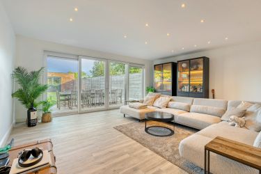 Volledig gerenoveerde woning met garage te koop in Wevelgem! 