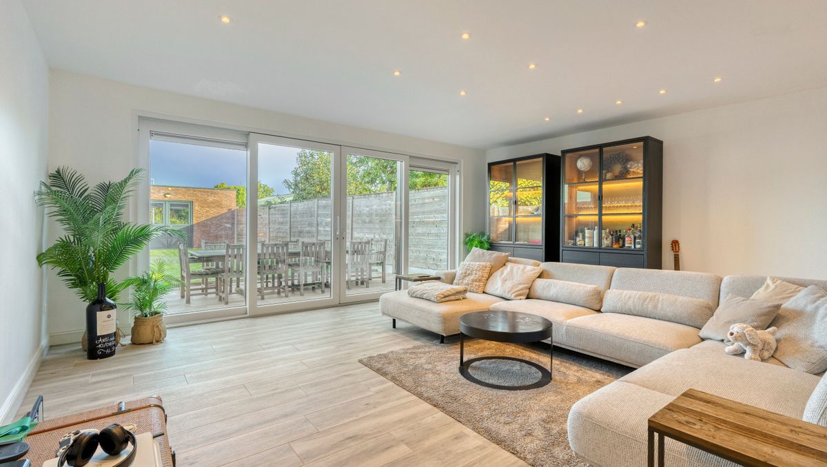 Volledig gerenoveerde woning met garage te koop in Wevelgem!