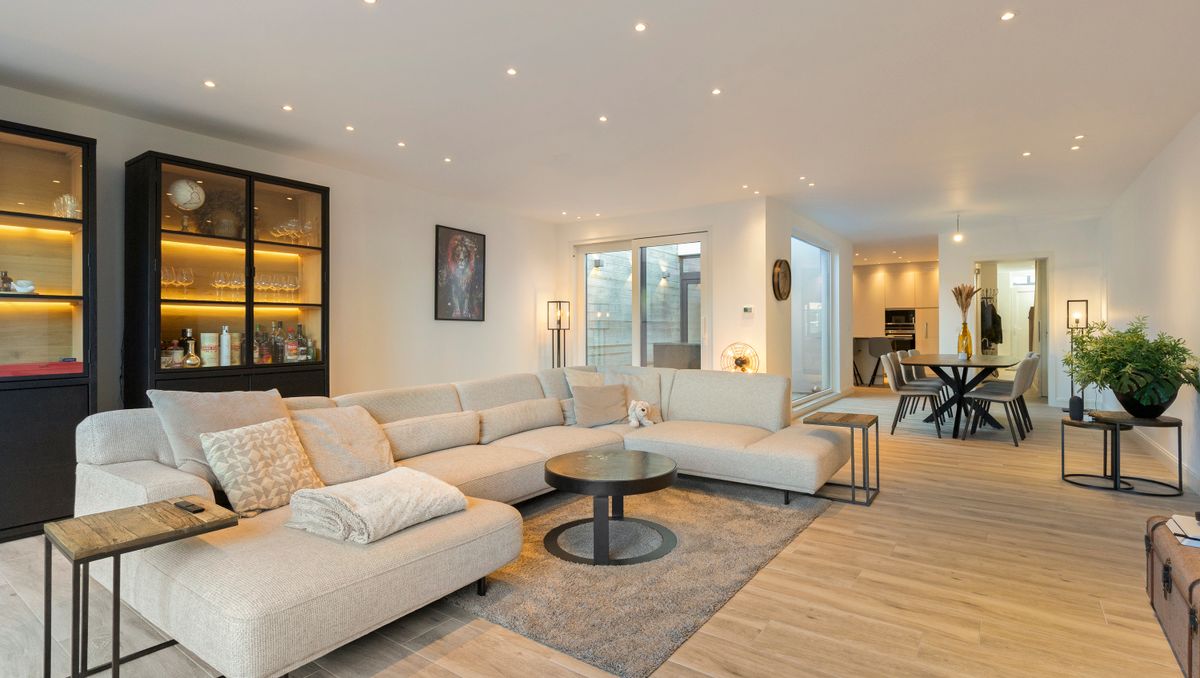 Volledig gerenoveerde woning met garage te koop in Wevelgem!