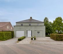 Ruime dokterswoning met praktijk te koop in Hoogstraten
