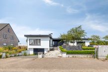 Ruime woning in bungalowstijl te koop in Aartrijke