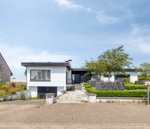 Ruime woning in bungalowstijl te koop in Aartrijke