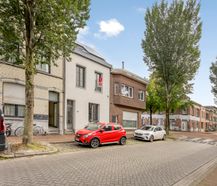 Huis met 4 slaapkamers en stadskoer te Deurne!