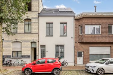Huis met 4 slaapkamers en stadskoer te Deurne!