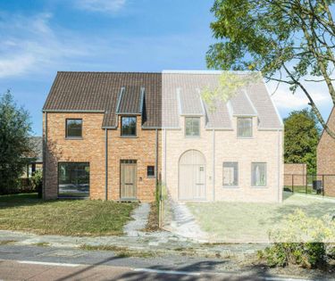 Kwalitatieve, instapklare nieuwbouwwoning te huur in Elverdinge met 3 slaapkamers, dubbele garage en tuin