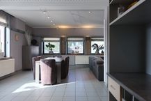 Ruime woning op unieke commerciële locatie in Westrozebeke