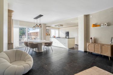 Ruime mooie woning met mogelijkheid tot handel (vb kapsalon)