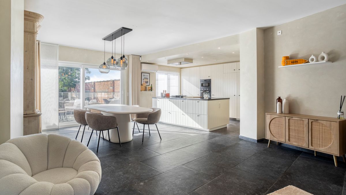 Ruime mooie woning met mogelijkheid tot handel (vb kapsalon)