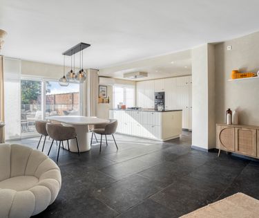 Ruime mooie woning met mogelijkheid tot handel (vb kapsalon)