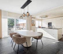 Ruime mooie woning met mogelijkheid tot handel (vb kapsalon)