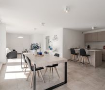 Recent appartement met twee slaapkamers en zonnige tuin