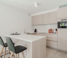 Recent appartement met twee slaapkamers en zonnige tuin