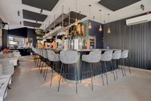 Handelspand te koop met terras en appartement in Loppem