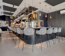 Handelspand te koop met terras en appartement in Loppem