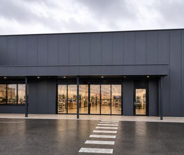 Ruim handelspand (875 m²) te huur aan Zelebaan te Lokeren