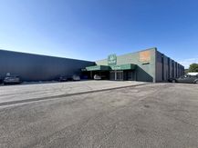 Ruim handelspand (875 m²) te huur aan Zelebaan te Lokeren