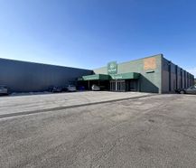Ruim handelspand (875 m²) te huur aan Zelebaan te Lokeren