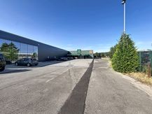 Ruim handelspand (875 m²) te huur aan Zelebaan te Lokeren
