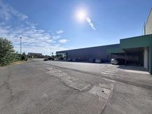 Ruim handelspand (875 m²) te huur aan Zelebaan te Lokeren