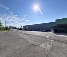 Ruim handelspand (875 m²) te huur aan Zelebaan te Lokeren