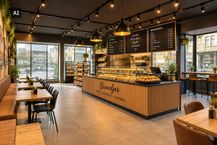 Handelsgelijkvloers te koop op topligging in Veurne.