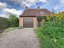 Ruime gezinswoning met groene tuin te koop in Wuustwezel!