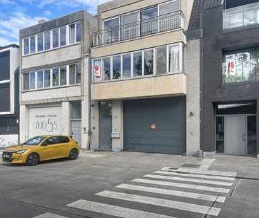 Ruim appartement met twee slaapkamers en terras te huur in Brugge