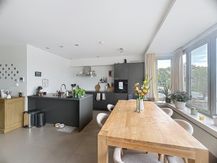 Ruim appartement met twee slaapkamers en terras te huur in Brugge 