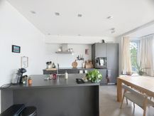 Ruim appartement met twee slaapkamers en terras te huur in Brugge 