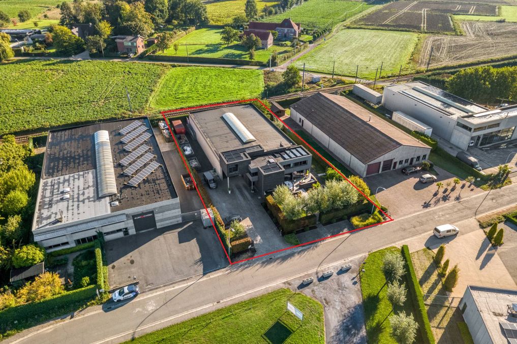 Magazijn (605 m²) met woning (255 m²) te koop in Temse