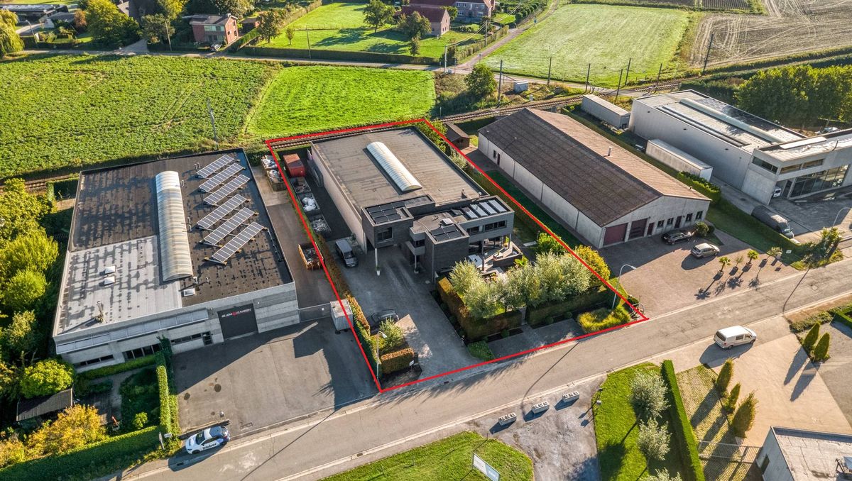 Magazijn (605 m²) met woning (255 m²) te koop in Temse