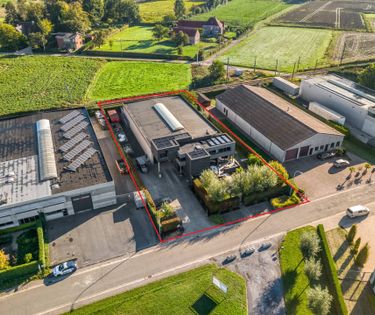 Magazijn (605 m²) met woning (255 m²) te koop in Temse