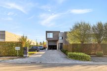 Magazijn (605 m²) met woning (255 m²) te koop in Temse