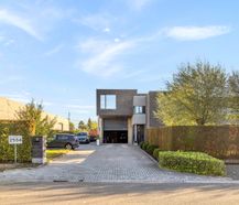 Magazijn (605 m²) met woning (255 m²) te koop in Temse
