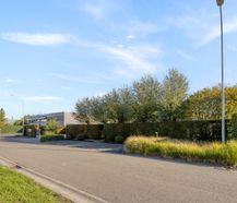 Magazijn (605 m²) met woning (255 m²) te koop in Temse