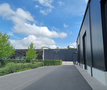Ruim magazijn met nodige voorzieningen te huur in Wuustwezel