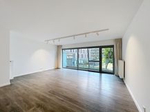 Gerenoveerd appartement met 2 slaapkamers en terras te huur in brugge