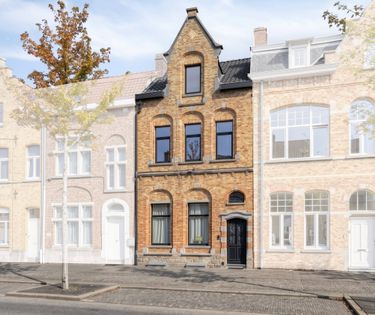 Kwalitatief gerenoveerde centrumwoning met tuin in Ieper